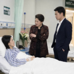 Đi làm xa mỗi tháng gửi về cho mẹ 20 triệu nuôi vợ mới si::nh, lúc về ch::ết điếng khi thấy vợ bế con ngồi ăn cơm trộn mì tôm