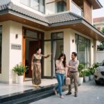 Ngày mẹ quadoi, 3 anh em dọn dẹp mới thấy 3 chiếc chăn bông cũ được cất trên nóc tủ. Anh cả, anh 2 đều chê mang về chật nhà, lại chẳng có mấy giá trị. Tôi tiếc nên mang về hết cả 3, nào ngờ cô con g:;ái 4t chỉ tay vào và nói: “Ơ bố ơi. cái chăn biết động đậy”…