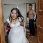 Không hề. Con chỉ làm đúng lời mẹ dạy: “Nhà ai có tiền thì tự lo.”