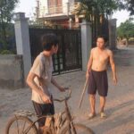 Cả nhóm thống nhất mừng cưới 500.000 đồng/người, nhưng vừa nhìn thấy mâm cỗ quê, cô bạn làm kế toán lặng lẽ đổi lại “lõi”