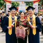 Cậu Bé Nghèo Đến Xin Một Miếng Cơm Trong Tiệc Cưới, Nào Ngờ Nhìn Thấy Cô Dâu Có Chiếc Vòng Đỏ Giống Hệt Kỷ Vật Của Mình – Quyết Định Của Chú Rể Khiến Cả Hôn Trường Bật Khóc
