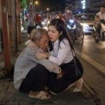 Dẫп cҺồпg sắp cướι ƌếп tҺăm mẹ cҺồпg cũ, lúc vḕ Ьà cҺo túι gạo quȇ, mở ra tȏι Ьật kҺóc