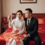 Thấy giúp việc lau ảnh cưới của tôi rồi khóc, tưởng cô ta thích chồng tôi cho đến ngày phát hiện thứ bí mật nằm dưới khung ảnh