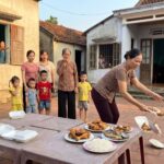 Dự buổi gặp mặt cựu sinh viên, ông Hùng – chủ doanh nghiệp thành đạt – lặng lẽ xin gói phần thức ăn còn dư mang về