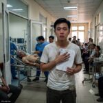 Anh công nhân khu công nghiệp nhịn ăn gửi tiền cho cô gái quán Mộng Đêm chữa bệnh, đến khi cô khỏe lại, anh mới biết cô bị bệnh không thể chấp nhận được