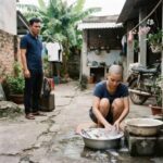 Ngay lúc vợ b;;ầu đang lúi húi chuẩn bị mâm cơm cúng g iỗ bố chồng, một tin nhắn lạ bấtngờ hiện lên màn hình. Người gửi đầy th;;ách th;;ức: “Chồng chị và em đang vui vẻ trong nhà ng;;;hỉ đấy