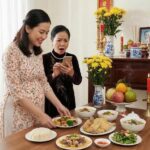 Ngày bố chồng mất, chồng tôi không cho tôi bước vào lễ tang vì nhân tình đã được gia đình công nhận là con dâu. Tôi đứng ngoài cổng nghe họ hàng bàn tán, nước mắt rơi không ngừng. Nhưng đúng lúc đoàn người chuẩn bị đưa tang, một luật sư xuất hiện và gọi tên tôi..