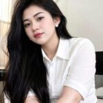 Mẹ chồng xếp bố mẹ tôi ngồi bàn cuối đám cưới vì sợ “mất mặt với khách” — cho đến khi vị khách mà cả nhà bà săn đón suốt buổi bước vào sảnh