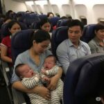 mẹ chồng mở tiệc đón nhân tình của chồng tôi ngay trong căn nhà tôi đã góp tiền mua, còn bắt tôi đứng hầu cả bàn. cô ta cố tình hất bát súp xuống thảm rồi cười khẩy: “chị quen làm việc nhà rồi mà, lau giúp tôi đi.” chồng tôi không những không ngăn lại mà còn ngồi bên cạnh nâng ly cười như thể tôi chỉ là người giúp việc. tôi lặng lẽ cúi xuống nhặt chiếc bát vỡ, sau đó tháo nhẫn cưới đặt ngay giữa bàn. không khóc, không tranh cãi, tôi quay người bước ra cửa và gửi đúng một tin nhắn. chưa đầy một phút sau, điện thoại mẹ chồng reo lên—vừa nhìn thấy tên người gọi, bà lập tức đứng bật dậy, còn nụ cười trên mặt chồng tôi cũng biến mất…