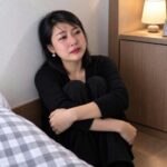 Mẹ chồng vay vợ chồng tôi 100 triệu để đi tút tát nhan sắc chuẩn bị lấy chồng mới. Tôi giận tím người quát chồng không được đưa. 1 tháng sau tôi về quê thì bàng hoàng thấy chiếc túi nilong để trong sân